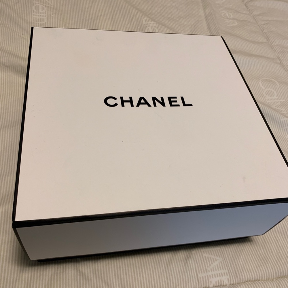 Empty Chanel Box - Picture 2 of 6